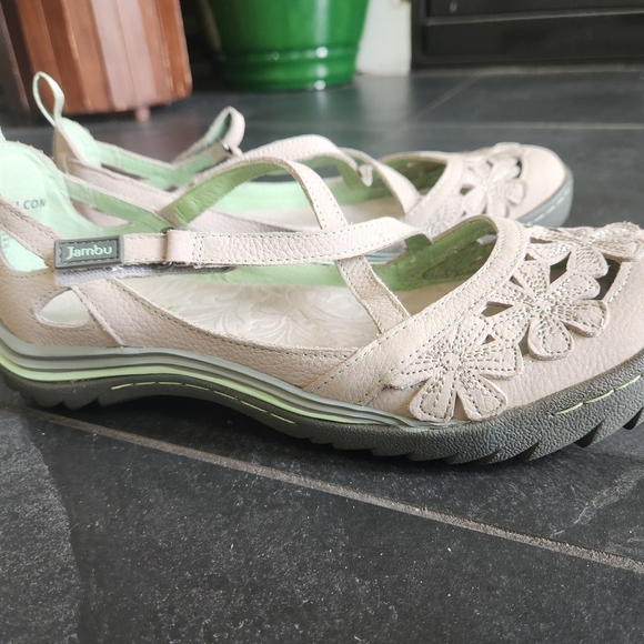 Jambu Cream Flats with Elastic Straps and Rubber Soles - Picture 2 of 4